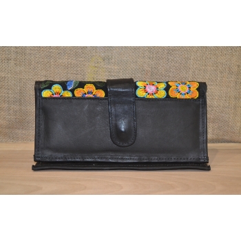 Portfel duży skórzany czarny  z kwiatowym kolorowym haftem .